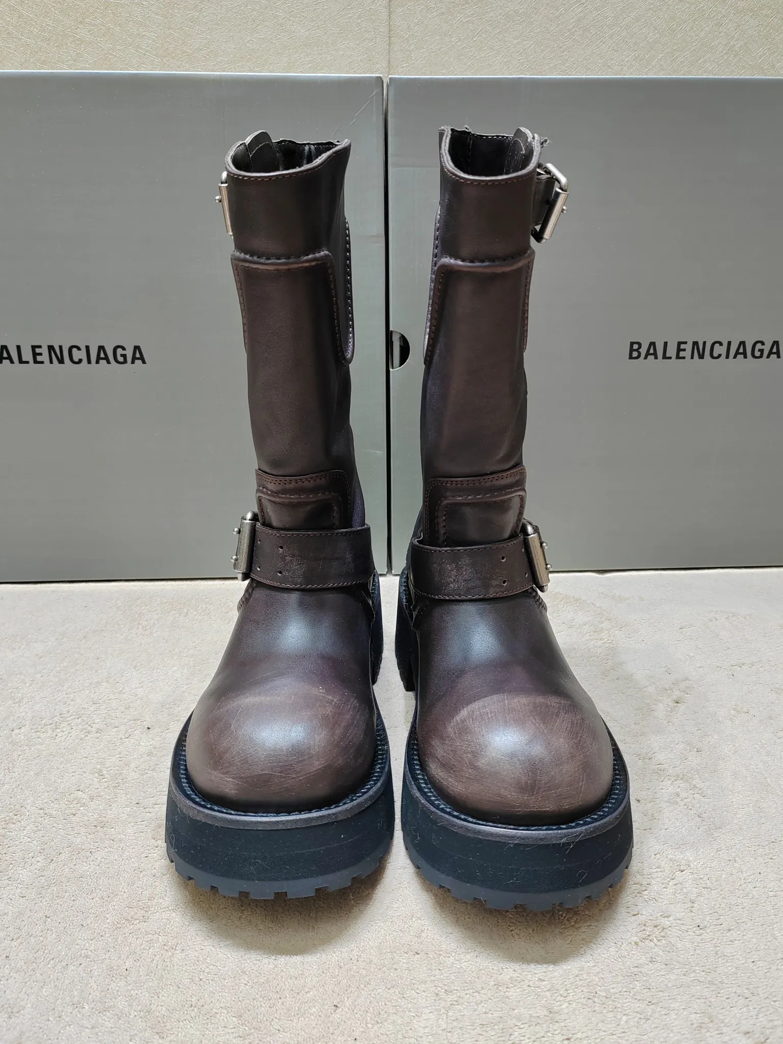 👟👟Ex-factory price 1020👟👟 Balenciaga Balenciaga 25FWVenom Couple Style High Boots Mid-calf boots Please look for the high version. This design is unique with straps and belt elements as highlights. Not only can the boots be firmly attached to the foot, but the tightness can also be adjusted at will. In terms of details, the brand's iconic distressed hardware is used throughout. Cleverly creating a retro wear effect, highlighting individual attitude and matching with thick toothed rubber soles, it not only ensures wearing comfort, but also strengthens the overall sense of fashion and recognition. Venom high boots are undoubtedly a fashion item not to be missed this season. They will add unique charm to fashion lovers' outfits and lead a new round of fashion. Boot height is 270mm. The upper layer of cowhide is distressed. The lining is water-dyed cowhide. Outsole height is 5CM. Original open-molded leather welt combination outsole. Size: 35-40 (custom-made size 40 cannot be returned or exchanged)